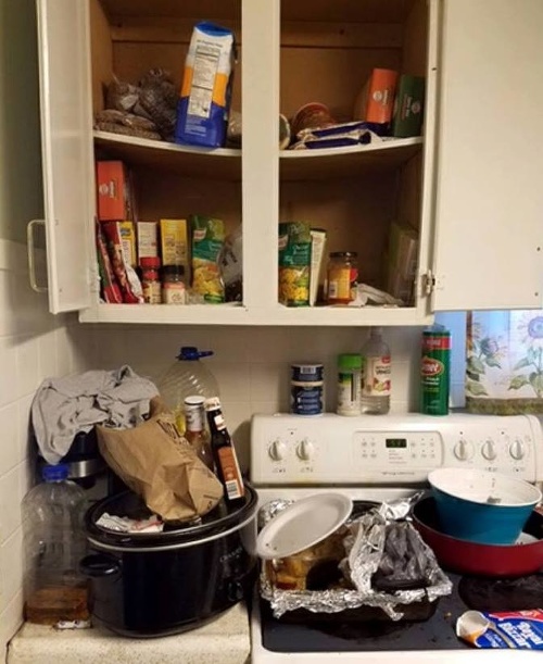 Polícia zverejnila fotky kuchyne plnej odpadkov.