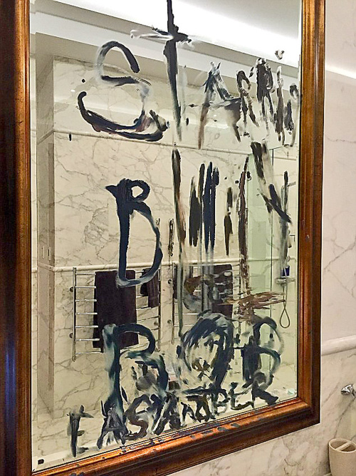 Depp na zrkadlo vlastnou krvou napísal „Billy Bob a ľahká Amber”.