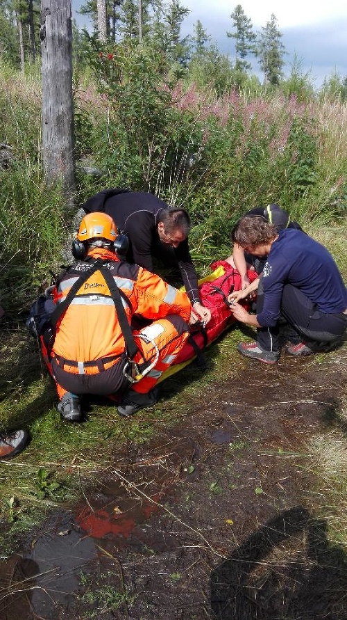 Oživovanie českej turistky (75) na chodníku začala lekárka a pokračovali v nej horskí záchranári. 