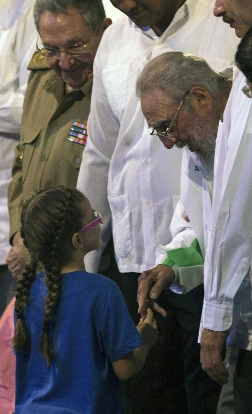 Fidel Castro (v strede) sa rozpráva s dievčatkom počas osláv.