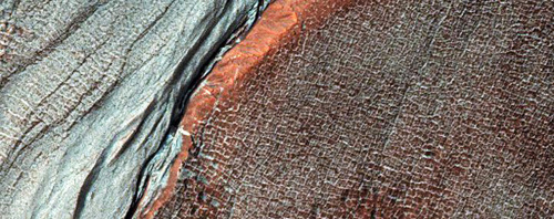 Tajomný: Keď sa povie Mars, všetkým napadne červená farba. Nové zábery však ukazujú niečo iné. 