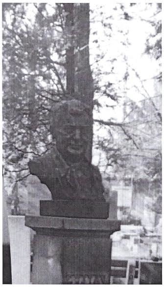 Z bratislavského cintorína ukradli bustu akademického maliara Gustáva Mallého. 
