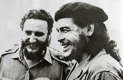 V roku 1955 odišiel do Mexika, kde sa spoznal s Ernestom „Che“ Guevarom. Spolu začali vojenskú kubánsku revolúciu.