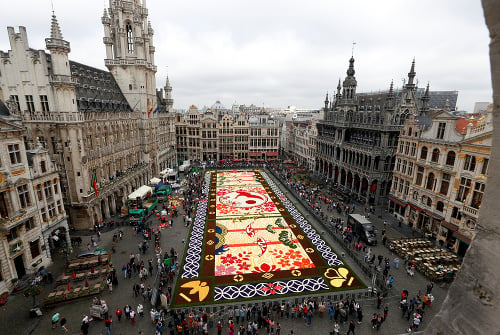 V Belgicku vyrobili obrí kvetinový koberec.