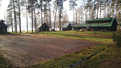 Osada Anděl: Obec Hamr na Jezeře kúpila chatovú osadu, kde sa film nakrúcal.