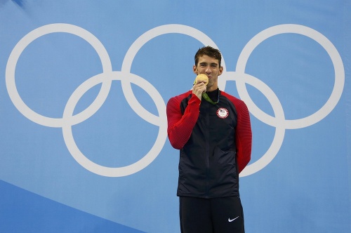 Americký plavec Michael Phelps získal už trinástu individuálnu zlatú medailu na olympijských hrách, vďaka čomu prekonal 