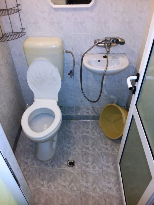 Takto si toaletu s kúpeľňou rozhodne nepredstavovali.