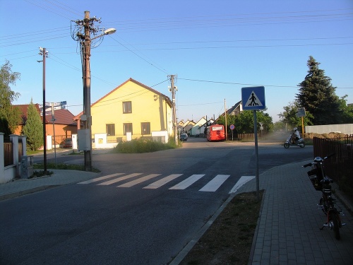 Červený autobus odparkovaný v križovatke vytáčal susedov už dlhšiu dobu.