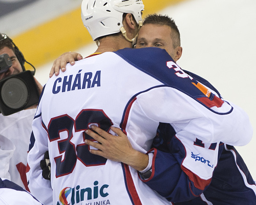 Na snímke Ľubomír Višňovský sa lúči so Zdenom Chárom po benefičnom hokejovom zápase.