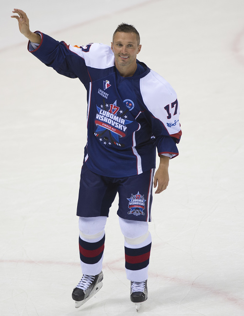  Ľubomír Višňovský sa lúči po benefičnom hokejovom zápase.
