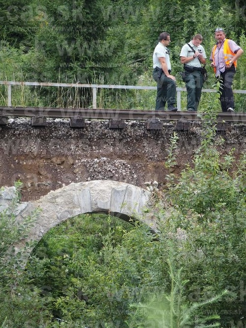 V blízkosti zastávky tatranskej elektrickej železnice spadol most.