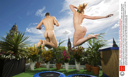 Nudisti sa môžu vyskákať na trampolíne. 