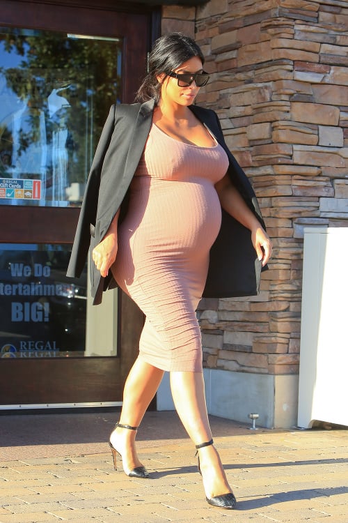 Kim si ani vo vysokom štádiu tehotenstva neodoprie vysoké opäťky.