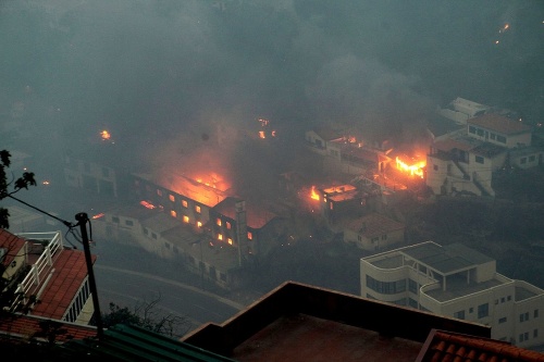 V Portugalsku zúria masívne požiare.