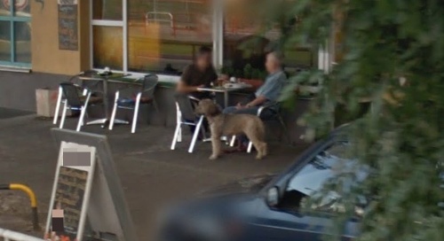 Google zachytáva, ako Slezáček sedí pred svojou obľúbenou kaviarňou.