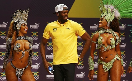 Usain Bolt si na tlačovke zatancoval v spoločnosti sexi tanečníc.