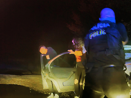 2.8.2016, 1:45 hod., Madunice okr. Hlohovec. Polícia konečne zastavila auto tesne pred riekou Váh.