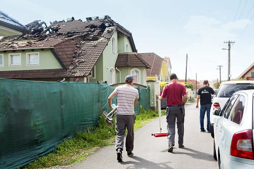 Deň po: Ráno po požiari fotografke prišli pomôcť odpratávať spúšť po ohni aj susedia.