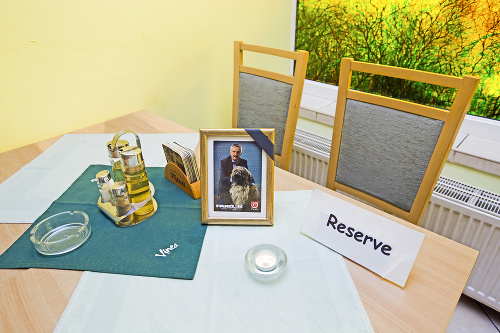 Spomínajú: Herca si uctili fotografiou na stole v obľúbenej bratislavskej kaviarni.