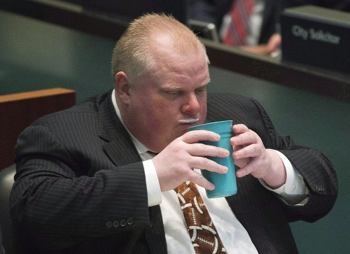 Na archívnej snímke zo 14. novembra 2013 vtedajší starosta najväčšieho kanadského mesta Toronto Rob Ford má fúzy z mlieka počas hlasovania na radnici mesta.