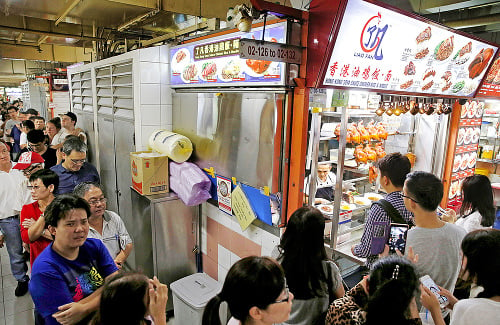 Pred stánkom v Singapure sa tvoria od rána rady hladných zákazníkov.