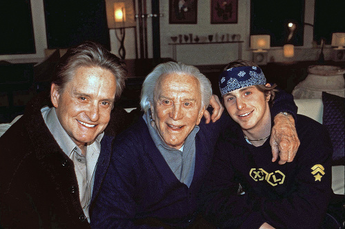 Michael Douglas (vľavo), Kirk Douglas (v strede) a Cameron na rodinnej fotografii.
