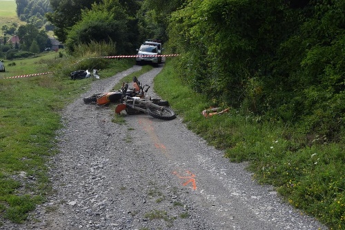 Dvaja motorkári sa zrazili na poľnej ceste niekoľko sto metrov od dediny Veľké Pole (okres Žarnovica) 