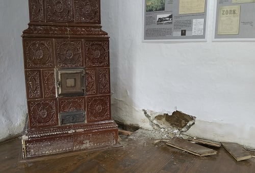 Vodou poškodená stena z nepálených tehál, tzv. váľkov, v budove Múzea Prvého slovenského gymnázia 