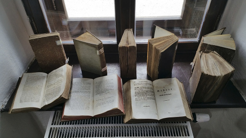 Vodou poškodené historické knihy z fondu Múzea Prvého slovenského gymnázia v Revúcej 
