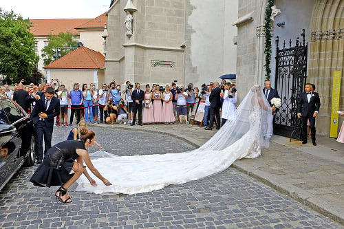 Šaty ako z rozprávky: Dominika v čipkovaných šatách všetkých ohúrila.