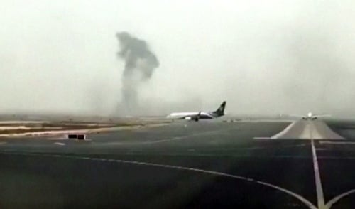 Cestujúcich sa podarilo z lietadla evakuovať.