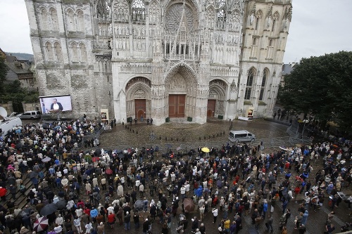 Obrad sa konal v katedrále Notre Dame  vo francúzskom Rouene.