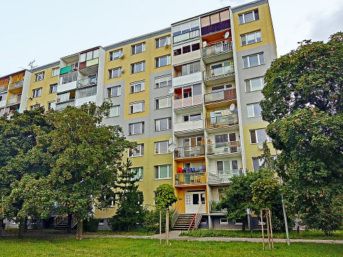 V bytovom bloku na Košickej ulici býva 64 rodín.