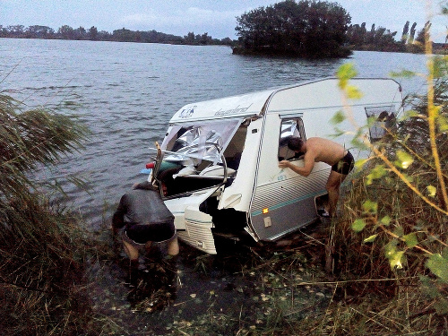 Odfúknutý karavan pritiahli na breh s použitím vlastnej techniky.