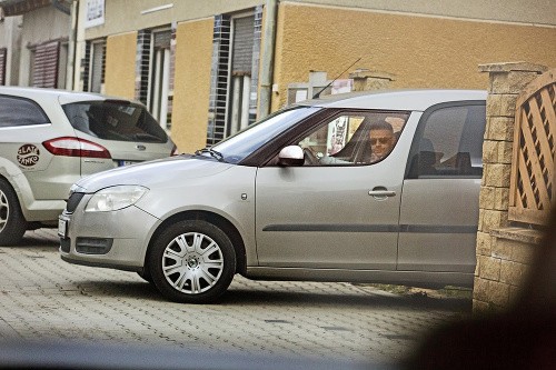 Bývalý moderátor sadol do fi remného auta a vyrazil za ďalšími klientmi.