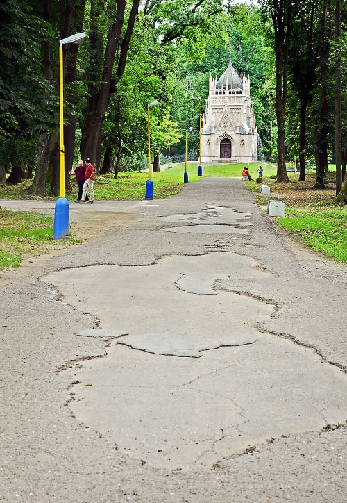 Okolo ruín hradu v parku obnovia aj chodník s lavičkami.