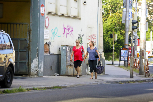 Bratislava, 31.7.2016, 16:42 hod. - Manželka Darina s dcérou Zuzanou priniesli Dančiakovi do nemocnice plnú tašku vecí