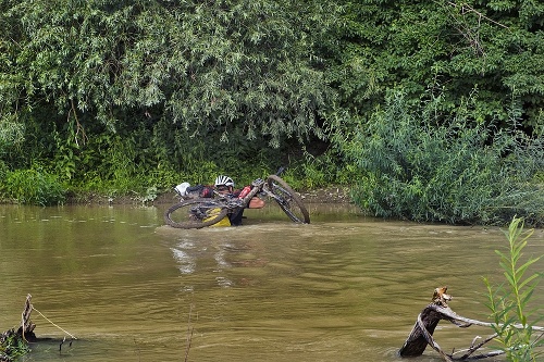 Cez vodu: Cyklisti si museli poradiť s každou výzvou.