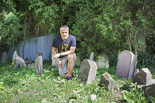 Židovský cintorín: Jeho fragmenty nájdete v južnej časti rusovského parku.