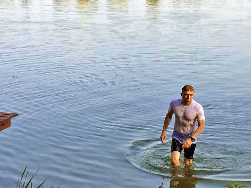 Nový Čas nachytal minulý rok Fica kúpať sa v jazere na Záhorí.