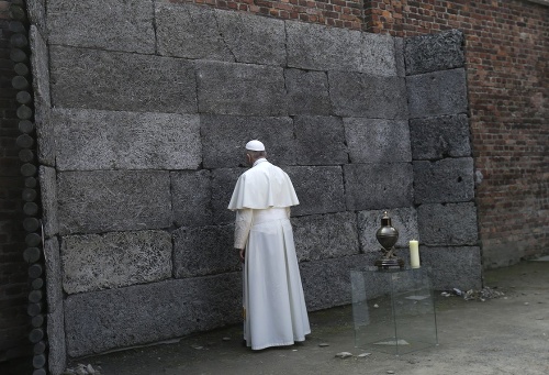 Hlava katolíckej cirkvi sa pomodlila pri stene smrti, kde nacisti popravovali.