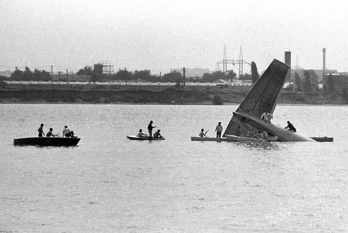 28. júla 1976, jazero Zlaté piesky: Alenka († 21) nemala šancu prežiť, sedela v prednej časti lietadla, ktoré sa zapichlo do jazera. 