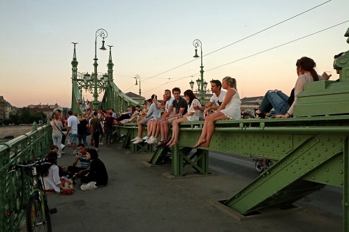 Zábava na Moste slobody v Budapešti. 