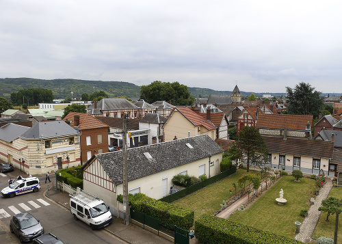 Pohľad na francúzske mesto Saint-Étienne-du-Rouvray s kostolom v pozadí.