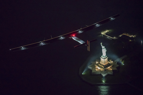 Solar Impulse 2 počas preletu nad Sochou slobody v New Yorku.