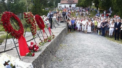 Obete Breivikovho útoku si uctili vencami a kvetmi. 