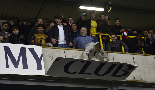 Fanúšikovia Arsenalu začali štadión Tottenhamu rozoberať. Polícia mala s nimi plné ruky práce.