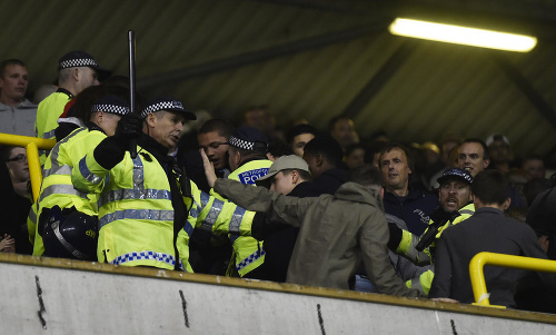 Fanúšikovia Arsenalu začali štadión Tottenhamu rozoberať. Polícia mala s nimi plné ruky práce.