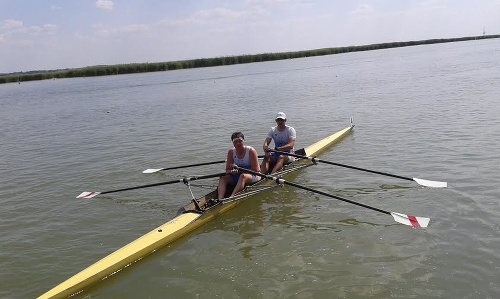 Okrem veslárskeho trenažéra jazdí Marián Tóth aj na vode  v okolí Serede.