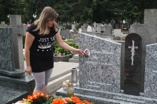 Družka Ági chodí na hrob svojho partnera pravidelne.